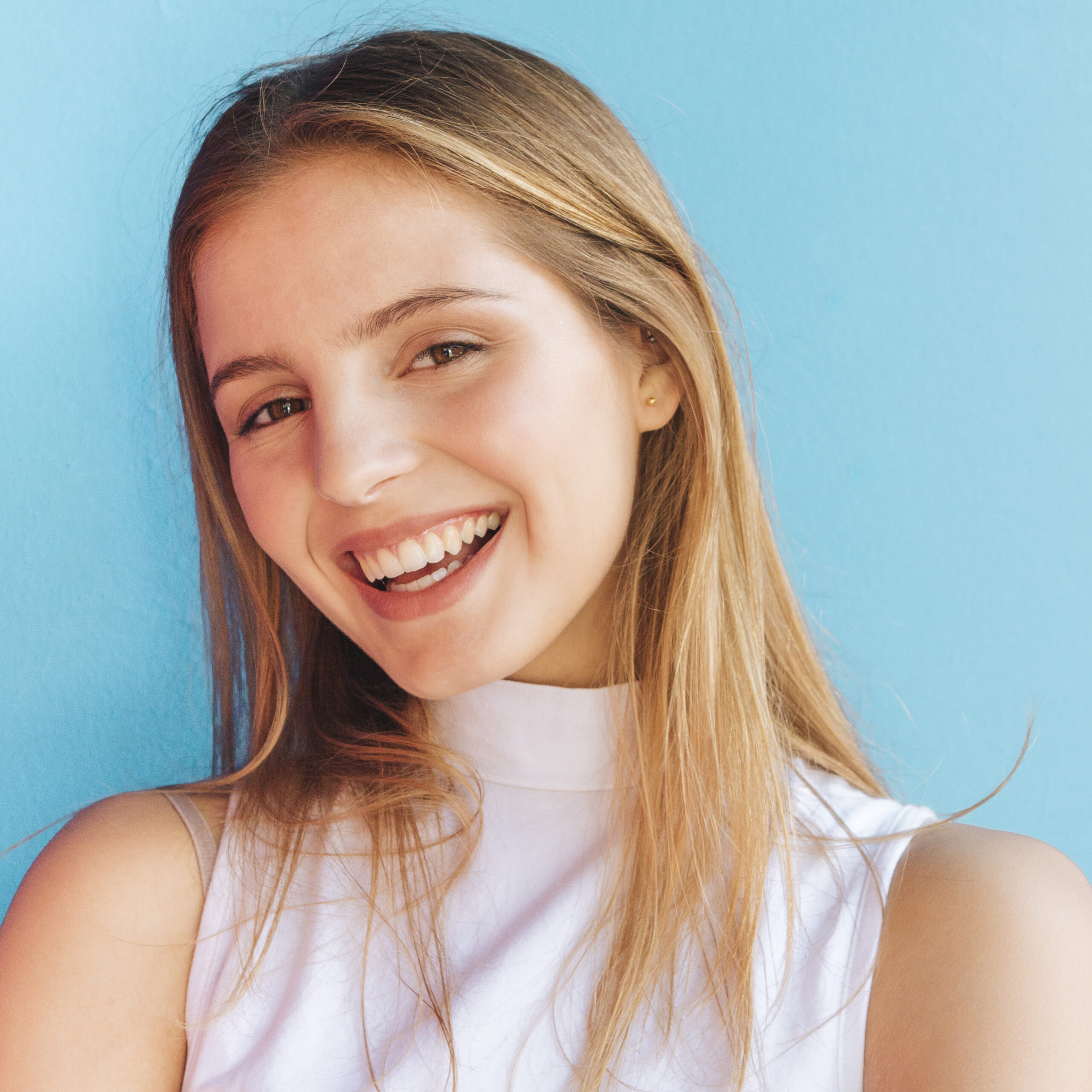 sorrindo-retrato-de-um-bonito-mulher-jovem-olhando-camera