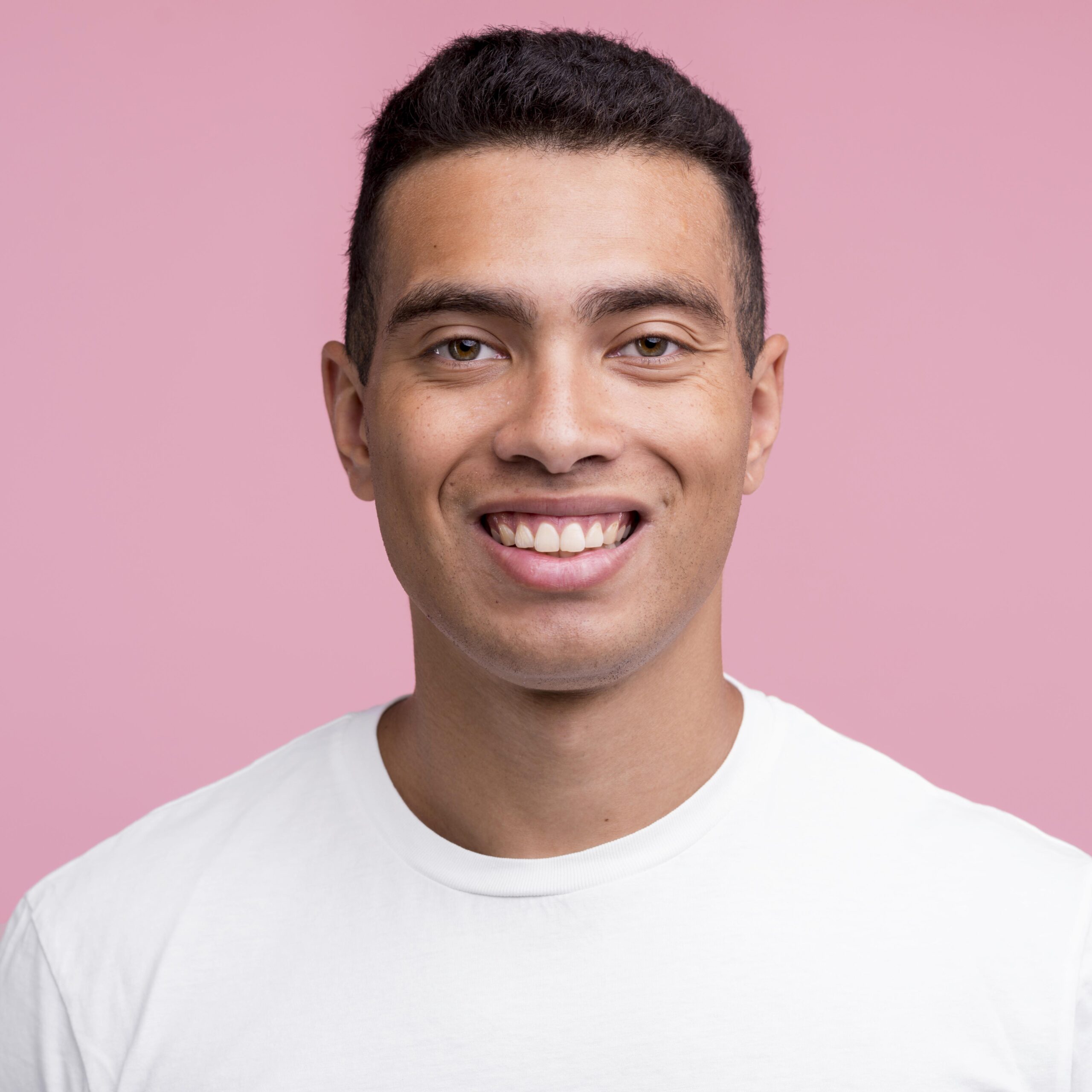 vista-frontal-de-homem-bonito-posando